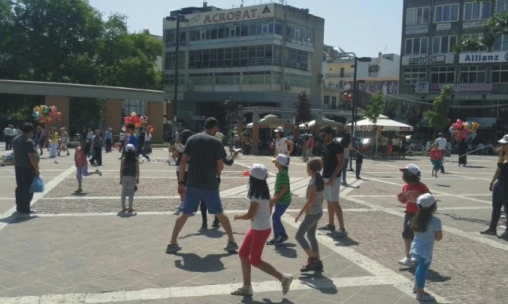 Μητρόπολη απαγόρευσε σε παιδιά να παίζουν μπάλα στο προαύλιο για να μην ενοχλούνται οι καταστηματάρχες